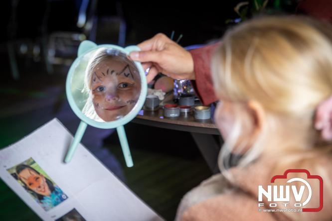 Op de laatste feestdag van het 100 jarig bestaan van Owios werd er gevoetbald tegen vv Hattem en verdeelde de teams de punten. - © NWVFoto.nl
