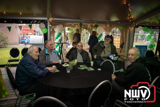 Op de laatste feestdag van het 100 jarig bestaan van Owios werd er gevoetbald tegen vv Hattem en verdeelde de teams de punten. - © NWVFoto.nl