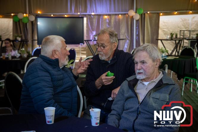 Op de laatste feestdag van het 100 jarig bestaan van Owios werd er gevoetbald tegen vv Hattem en verdeelde de teams de punten. - © NWVFoto.nl