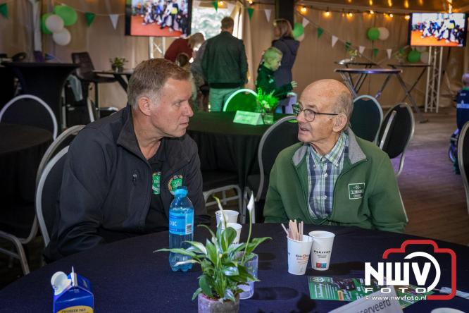 Op de laatste feestdag van het 100 jarig bestaan van Owios werd er gevoetbald tegen vv Hattem en verdeelde de teams de punten. - © NWVFoto.nl