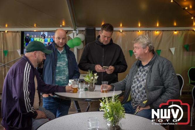 Op de laatste feestdag van het 100 jarig bestaan van Owios werd er gevoetbald tegen vv Hattem en verdeelde de teams de punten. - © NWVFoto.nl