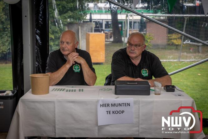 Op de laatste feestdag van het 100 jarig bestaan van Owios werd er gevoetbald tegen vv Hattem en verdeelde de teams de punten. - © NWVFoto.nl