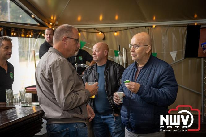 Op de laatste feestdag van het 100 jarig bestaan van Owios werd er gevoetbald tegen vv Hattem en verdeelde de teams de punten. - © NWVFoto.nl