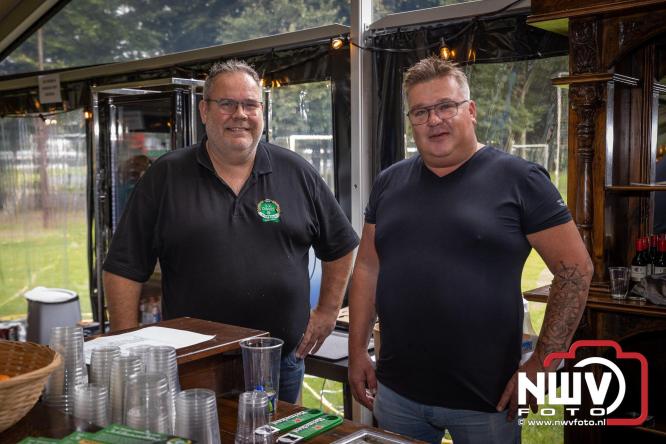 Op de laatste feestdag van het 100 jarig bestaan van Owios werd er gevoetbald tegen vv Hattem en verdeelde de teams de punten. - © NWVFoto.nl