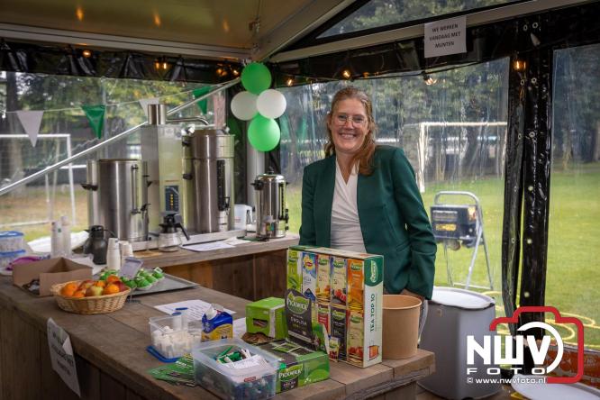 Op de laatste feestdag van het 100 jarig bestaan van Owios werd er gevoetbald tegen vv Hattem en verdeelde de teams de punten. - © NWVFoto.nl