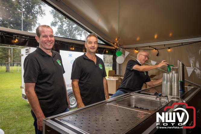 Op de laatste feestdag van het 100 jarig bestaan van Owios werd er gevoetbald tegen vv Hattem en verdeelde de teams de punten. - © NWVFoto.nl