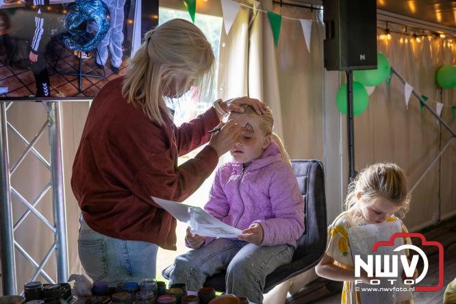 Op de laatste feestdag van het 100 jarig bestaan van Owios werd er gevoetbald tegen vv Hattem en verdeelde de teams de punten. - © NWVFoto.nl