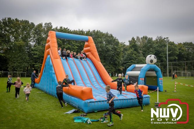 Op de laatste feestdag van het 100 jarig bestaan van Owios werd er gevoetbald tegen vv Hattem en verdeelde de teams de punten. - © NWVFoto.nl