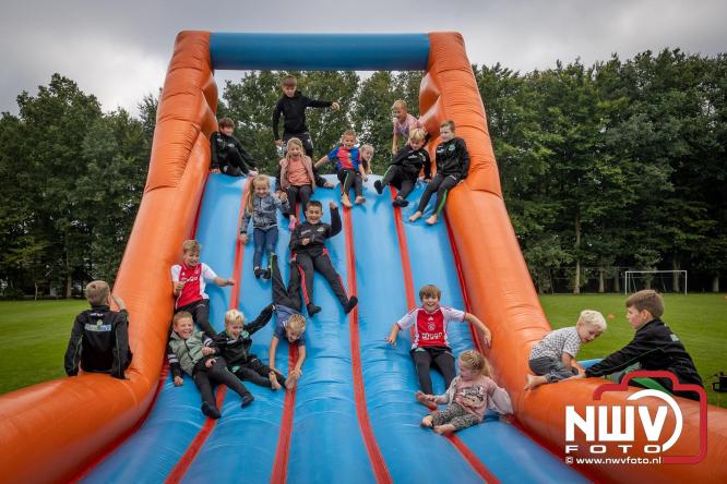 Op de laatste feestdag van het 100 jarig bestaan van Owios werd er gevoetbald tegen vv Hattem en verdeelde de teams de punten. - © NWVFoto.nl