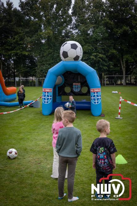 Op de laatste feestdag van het 100 jarig bestaan van Owios werd er gevoetbald tegen vv Hattem en verdeelde de teams de punten. - © NWVFoto.nl