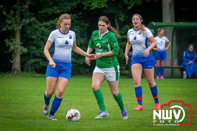 Op de laatste feestdag van het 100 jarig bestaan van Owios werd er gevoetbald tegen vv Hattem en verdeelde de teams de punten. - © NWVFoto.nl