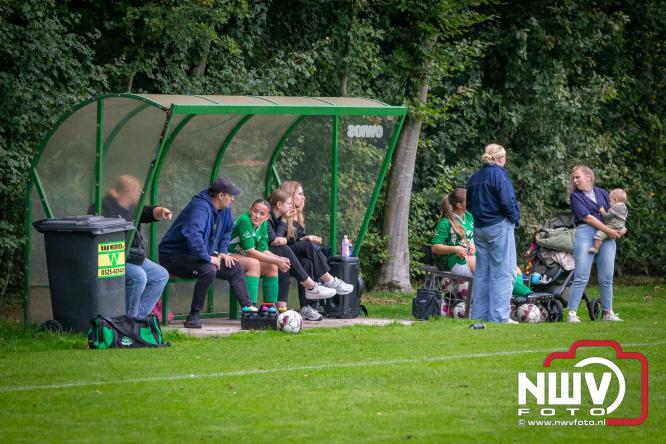 Op de laatste feestdag van het 100 jarig bestaan van Owios werd er gevoetbald tegen vv Hattem en verdeelde de teams de punten. - © NWVFoto.nl