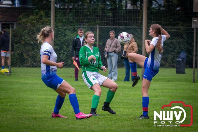 Op de laatste feestdag van het 100 jarig bestaan van Owios werd er gevoetbald tegen vv Hattem en verdeelde de teams de punten. - © NWVFoto.nl