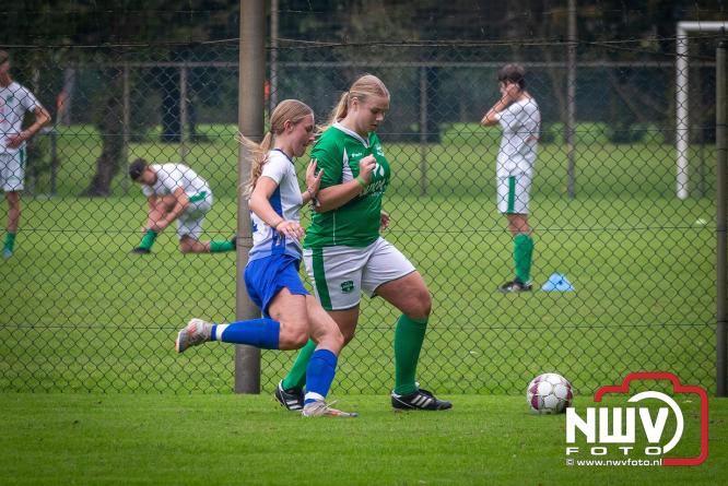 Op de laatste feestdag van het 100 jarig bestaan van Owios werd er gevoetbald tegen vv Hattem en verdeelde de teams de punten. - © NWVFoto.nl