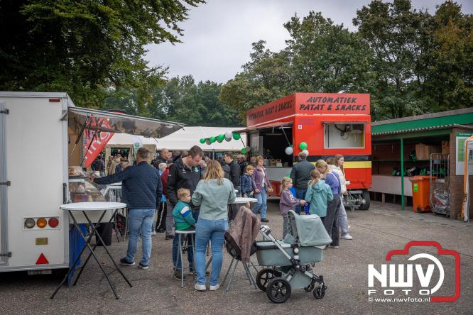 Op de laatste feestdag van het 100 jarig bestaan van Owios werd er gevoetbald tegen vv Hattem en verdeelde de teams de punten. - © NWVFoto.nl