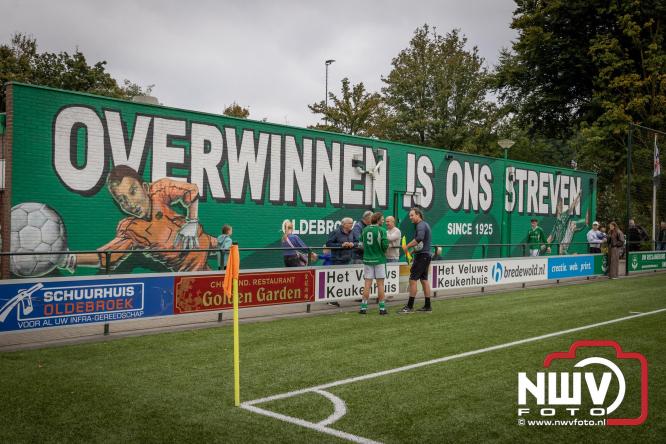 Op de laatste feestdag van het 100 jarig bestaan van Owios werd er gevoetbald tegen vv Hattem en verdeelde de teams de punten. - © NWVFoto.nl