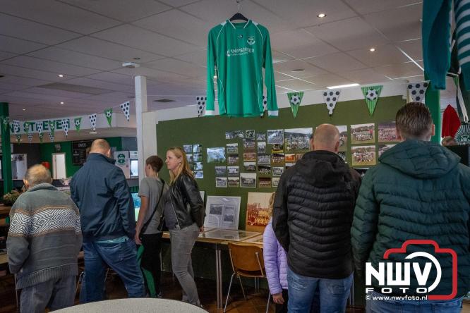 Op de laatste feestdag van het 100 jarig bestaan van Owios werd er gevoetbald tegen vv Hattem en verdeelde de teams de punten. - © NWVFoto.nl