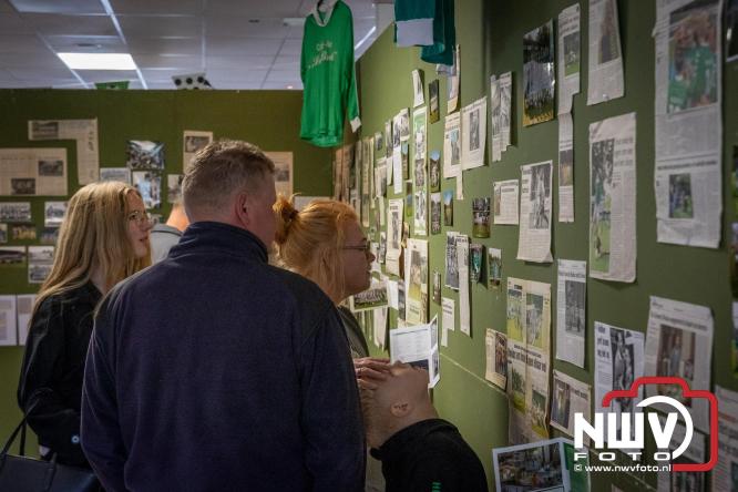 Op de laatste feestdag van het 100 jarig bestaan van Owios werd er gevoetbald tegen vv Hattem en verdeelde de teams de punten. - © NWVFoto.nl