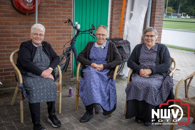 Op de laatste feestdag van het 100 jarig bestaan van Owios werd er gevoetbald tegen vv Hattem en verdeelde de teams de punten. - © NWVFoto.nl