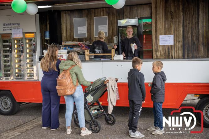 Op de laatste feestdag van het 100 jarig bestaan van Owios werd er gevoetbald tegen vv Hattem en verdeelde de teams de punten. - © NWVFoto.nl