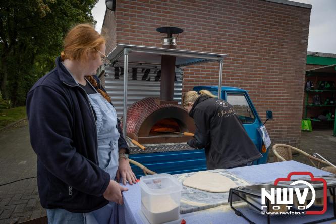 Op de laatste feestdag van het 100 jarig bestaan van Owios werd er gevoetbald tegen vv Hattem en verdeelde de teams de punten. - © NWVFoto.nl