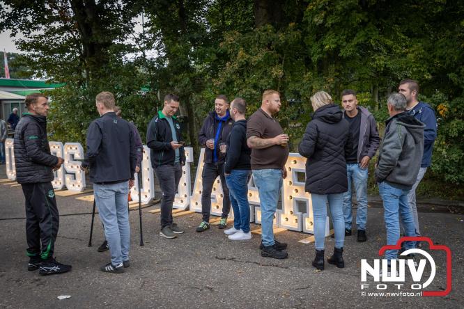 Op de laatste feestdag van het 100 jarig bestaan van Owios werd er gevoetbald tegen vv Hattem en verdeelde de teams de punten. - © NWVFoto.nl