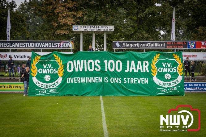 Op de laatste feestdag van het 100 jarig bestaan van Owios werd er gevoetbald tegen vv Hattem en verdeelde de teams de punten. - © NWVFoto.nl
