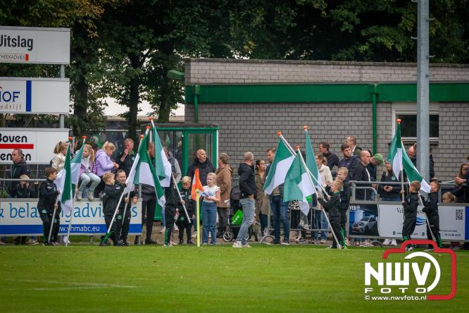 Op de laatste feestdag van het 100 jarig bestaan van Owios werd er gevoetbald tegen vv Hattem en verdeelde de teams de punten. - © NWVFoto.nl