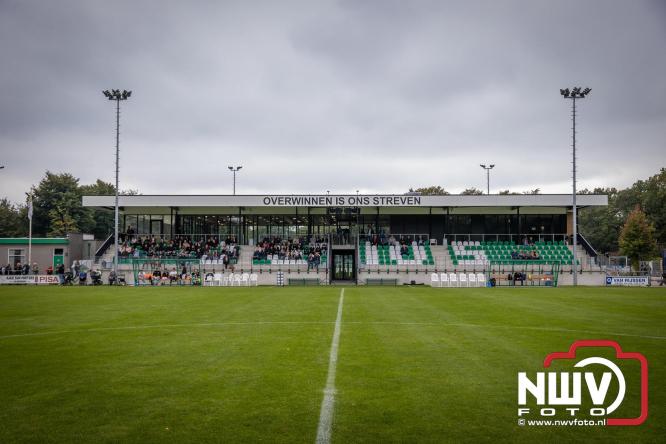 Op de laatste feestdag van het 100 jarig bestaan van Owios werd er gevoetbald tegen vv Hattem en verdeelde de teams de punten. - © NWVFoto.nl