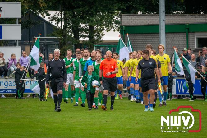 Op de laatste feestdag van het 100 jarig bestaan van Owios werd er gevoetbald tegen vv Hattem en verdeelde de teams de punten. - © NWVFoto.nl