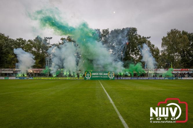 Op de laatste feestdag van het 100 jarig bestaan van Owios werd er gevoetbald tegen vv Hattem en verdeelde de teams de punten. - © NWVFoto.nl