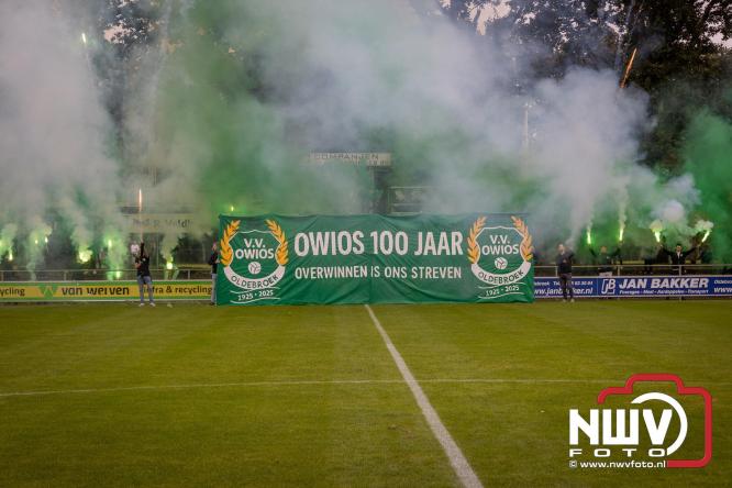 Op de laatste feestdag van het 100 jarig bestaan van Owios werd er gevoetbald tegen vv Hattem en verdeelde de teams de punten. - © NWVFoto.nl