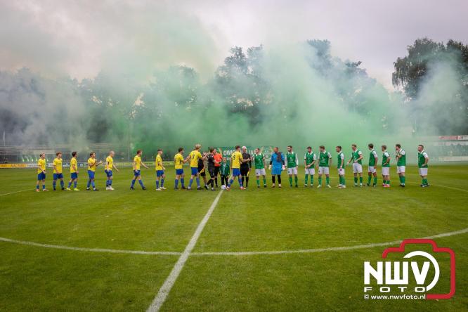 Op de laatste feestdag van het 100 jarig bestaan van Owios werd er gevoetbald tegen vv Hattem en verdeelde de teams de punten. - © NWVFoto.nl