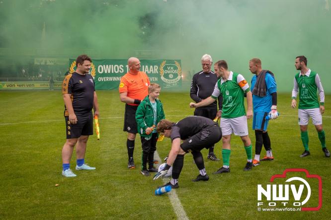 Op de laatste feestdag van het 100 jarig bestaan van Owios werd er gevoetbald tegen vv Hattem en verdeelde de teams de punten. - © NWVFoto.nl