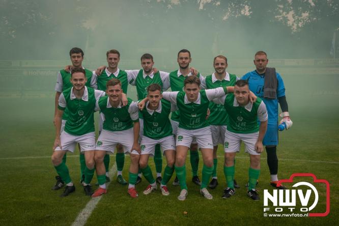 Op de laatste feestdag van het 100 jarig bestaan van Owios werd er gevoetbald tegen vv Hattem en verdeelde de teams de punten. - © NWVFoto.nl
