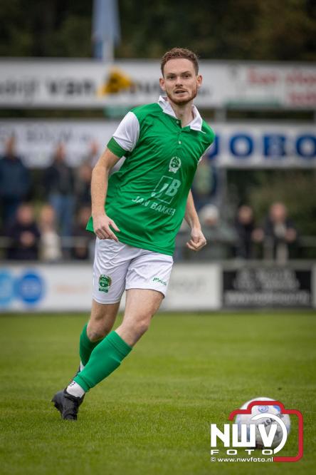 Op de laatste feestdag van het 100 jarig bestaan van Owios werd er gevoetbald tegen vv Hattem en verdeelde de teams de punten. - © NWVFoto.nl