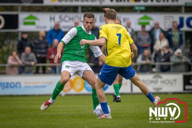 Op de laatste feestdag van het 100 jarig bestaan van Owios werd er gevoetbald tegen vv Hattem en verdeelde de teams de punten. - © NWVFoto.nl