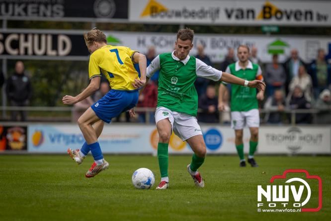 Op de laatste feestdag van het 100 jarig bestaan van Owios werd er gevoetbald tegen vv Hattem en verdeelde de teams de punten. - © NWVFoto.nl