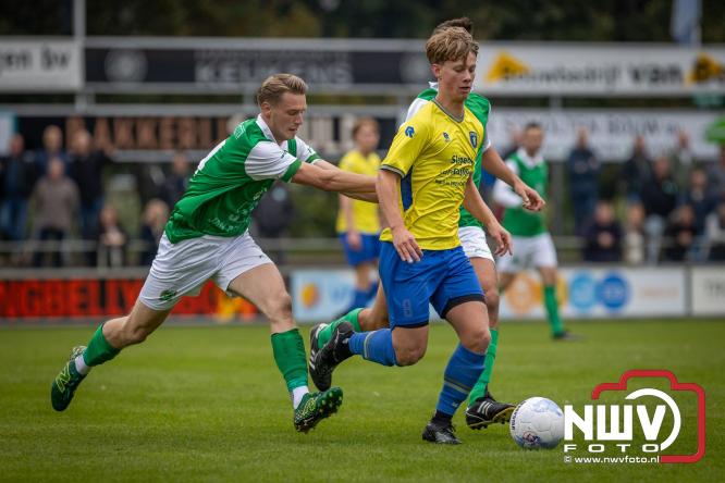 Op de laatste feestdag van het 100 jarig bestaan van Owios werd er gevoetbald tegen vv Hattem en verdeelde de teams de punten. - © NWVFoto.nl