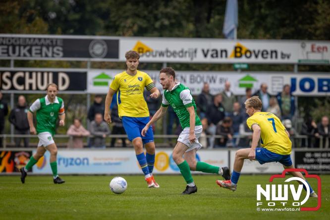 Op de laatste feestdag van het 100 jarig bestaan van Owios werd er gevoetbald tegen vv Hattem en verdeelde de teams de punten. - © NWVFoto.nl