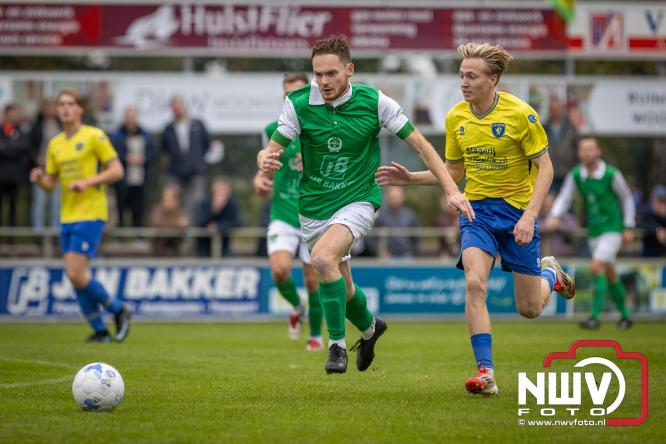 Op de laatste feestdag van het 100 jarig bestaan van Owios werd er gevoetbald tegen vv Hattem en verdeelde de teams de punten. - © NWVFoto.nl