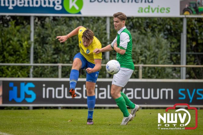 Op de laatste feestdag van het 100 jarig bestaan van Owios werd er gevoetbald tegen vv Hattem en verdeelde de teams de punten. - © NWVFoto.nl