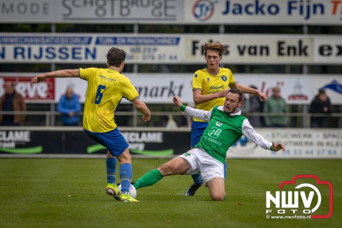 Op de laatste feestdag van het 100 jarig bestaan van Owios werd er gevoetbald tegen vv Hattem en verdeelde de teams de punten. - © NWVFoto.nl