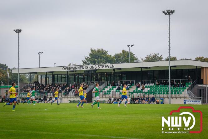 Op de laatste feestdag van het 100 jarig bestaan van Owios werd er gevoetbald tegen vv Hattem en verdeelde de teams de punten. - © NWVFoto.nl