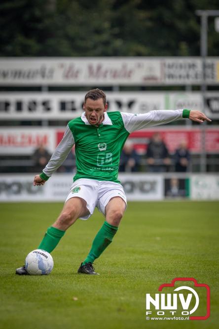 Op de laatste feestdag van het 100 jarig bestaan van Owios werd er gevoetbald tegen vv Hattem en verdeelde de teams de punten. - © NWVFoto.nl