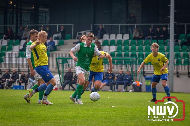 Op de laatste feestdag van het 100 jarig bestaan van Owios werd er gevoetbald tegen vv Hattem en verdeelde de teams de punten. - © NWVFoto.nl