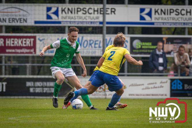 Op de laatste feestdag van het 100 jarig bestaan van Owios werd er gevoetbald tegen vv Hattem en verdeelde de teams de punten. - © NWVFoto.nl
