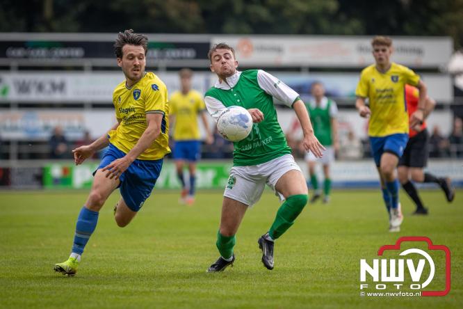 Op de laatste feestdag van het 100 jarig bestaan van Owios werd er gevoetbald tegen vv Hattem en verdeelde de teams de punten. - © NWVFoto.nl