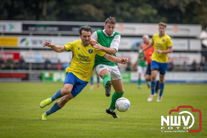 Op de laatste feestdag van het 100 jarig bestaan van Owios werd er gevoetbald tegen vv Hattem en verdeelde de teams de punten. - © NWVFoto.nl