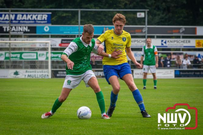 Op de laatste feestdag van het 100 jarig bestaan van Owios werd er gevoetbald tegen vv Hattem en verdeelde de teams de punten. - © NWVFoto.nl